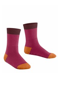 Para prążkowanych skarpetek do kostek w kolorze burgundowym z ciemnobrązowymi mankietami oraz pomarańczowymi akcentami na palcach i piętach, posiadające czarne kropki antypoślizgowe na podeszwach.