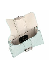Cartera sintética de color azul claro brillante con un cierre de plata, forro interior beige y una etiqueta de marca negra en el interior. Diseño compacto con múltiples compartimentos.