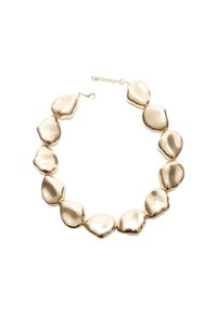 Collana in tono dorato con forme di perle irregolari e levigate. Presenta una chiusura a catena e una superficie liscia e riflettente.