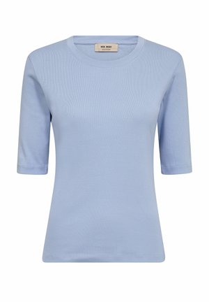 Svijetloplava muška majica kratkih rukava s okruglim izrezom, ravnim rubom i malom oznakom brenda unutar izreza za vrat.