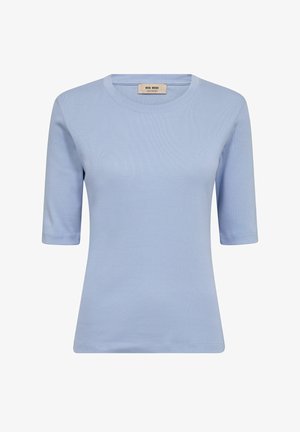 Világoskék, rövid ujjú, kerek nyakú póló egyenes szegéllyel és kis márkajelzéssel a nyak belső részén.