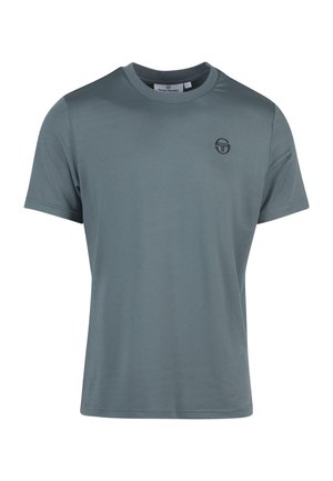 Camiseta de manga corta en gris suave, hecha de tejido blando, con cuello redondo y pequeño logo negro en el área del pecho izquierdo.