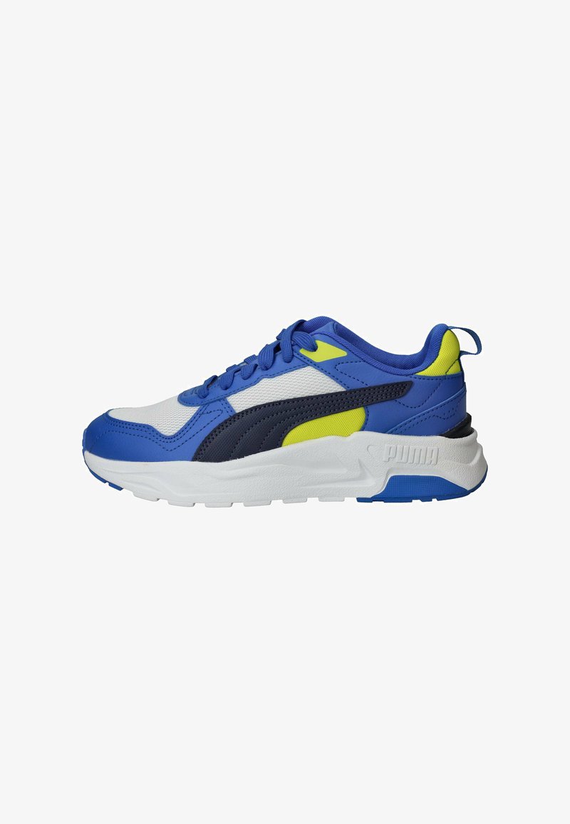 Baskets de sport bleu, blanc et jaune avec une bande Puma noire, une semelle blanche amortie et un design à lacets, présentées de profil.