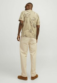 Jack & Jones PREMIUM ALL OVER RUNDHALS - T-shirt med print - coffee quartz