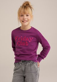 Fialová mikina s výšivkou "Friday Club" v ružovej farbe, s okrúhlym výstrihom a dlhými rukávmi, v kombinácii so šedými nohavicami na elastický pás.