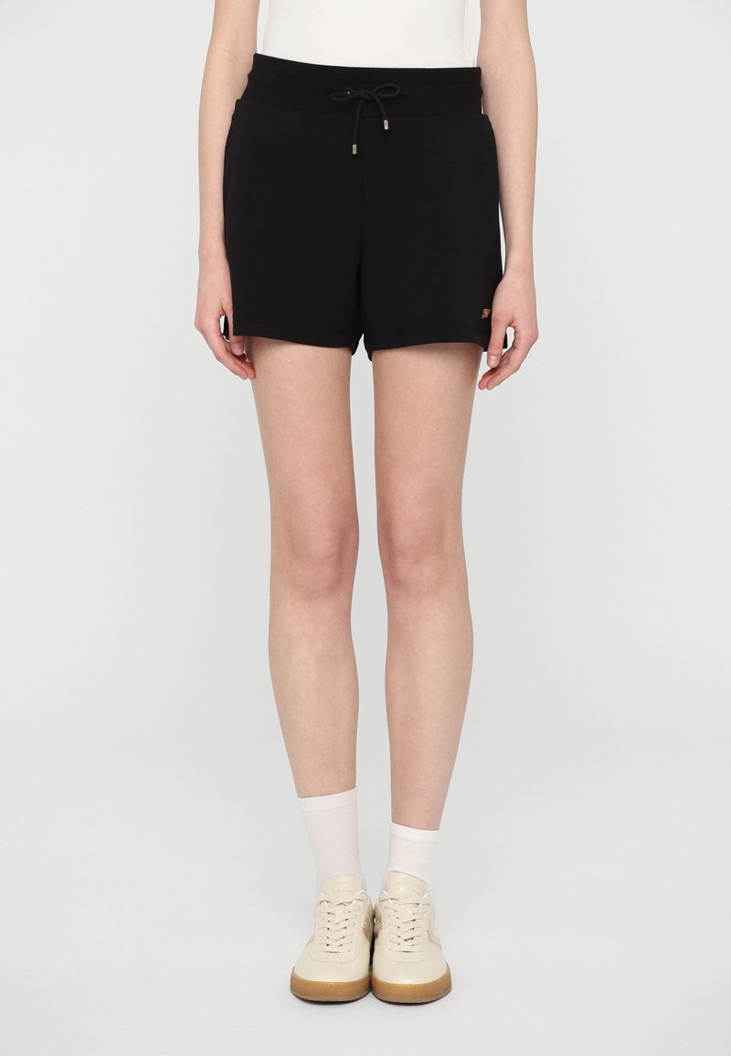 Pantalones cortos negros con una cinturilla elástica y cordón ajustable, que incluyen un pequeño detalle de logo. Hechos de una tela suave, diseñados para comodidad y facilidad.