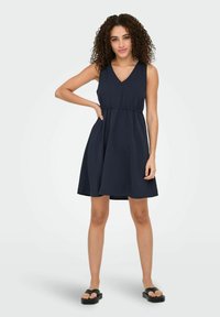 Marinefarbendes A-Linien-Kleid mit V-Ausschnitt, ärmellosem Design, gerafftem Bund und ausgestelltem Rock, aus leichtem Stoff gefertigt.