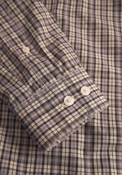 Herren Langarmhemd mit einem mehrfarbigen Karo-Muster in lila, schwarz und Creme, mit Knopfmanschetten und weichem, gewebtem Stoff.