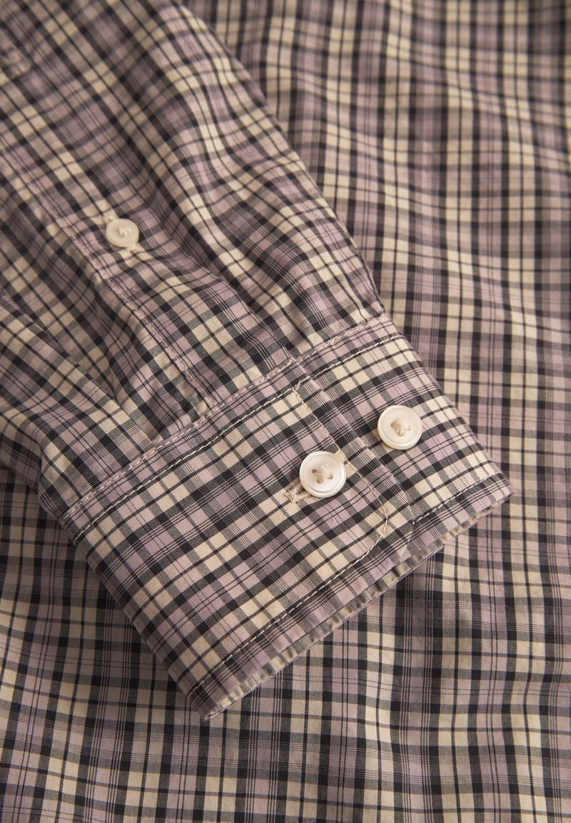 Camicia a maniche lunghe da uomo caratterizzata da un motivo a quadri multicolore in viola, nero e crema, con polsini con bottoni e morbido tessuto intrecciato.