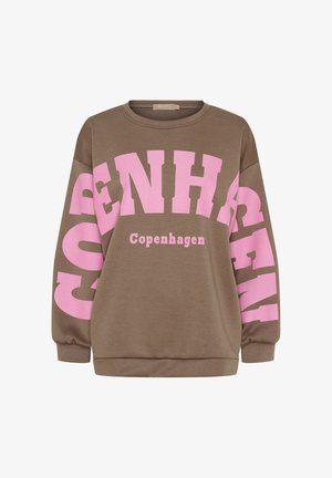 Brun sweatshirt med stor rosa "COPENHAGEN"-tekst buet over brystet og ærmerne, rund hals og ribstrikkede ærmegab og kant.