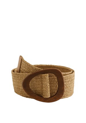 Cinturón tejido color camel con una amplia hebilla ovalada de madera, enrollado sobre un fondo blanco.