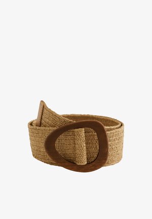 Geweven lichtbruine riem met brede ovale houten gesp, opgerold tegen een witte achtergrond.