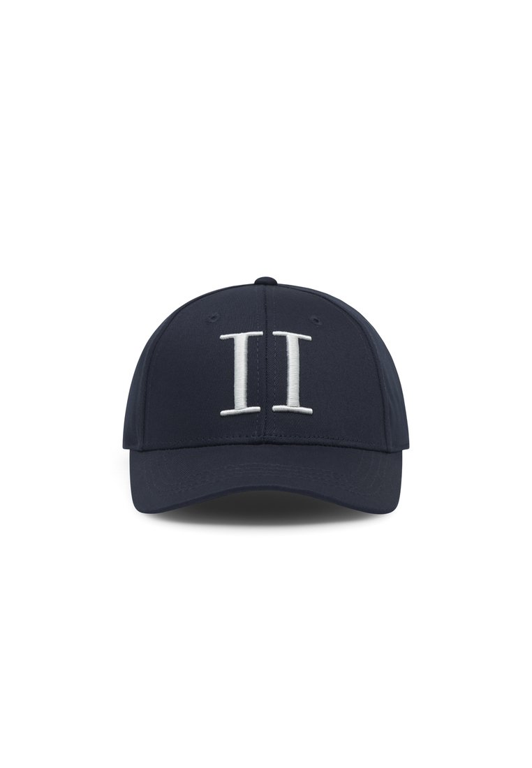 Marineblå cap med en buet skygge, med hvit brodert "II" på forsiden. Stoffets tekstur ser glatt ut, med seks paneldesign.
