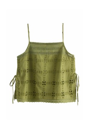 Olivovo zelená tielková blúzka s kvetinovými otvormi, čipkovaným lemom, tenkými nastaviteľnými ramienkami a bočnými viazačkami na bielom pozadí.