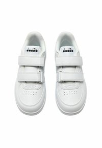 Un paio di sneakers bianche Diadora con due cinturini in velcro, area della punta perforata e colli imbottiti, viste dall'alto.