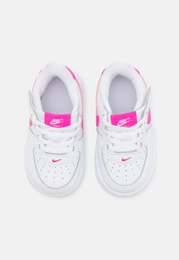 Nike Sportswear FORCE 1 LOW EASYON - Sneakers basse - white/laser fuchsia