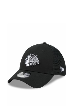 Schwarze Baseballkappe aus Mesh mit weißem Logo eines nordamerikanischen Indianerhäuptlings auf der Vorderseite und New Era Logo an der Seite, gebogener Schirm und Größenschild obenauf.