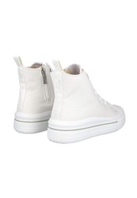 Zapatillas altas blancas de lona con una textura suave, que presentan un zipper lateral, cordones blancos en contraste y una gruesa suela de goma.