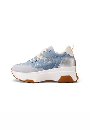 Sneaker in denim azzurro chiaro con dettagli in suede grigi, suole bianche spesse e particolari metallici argento; presenta motivi a logo rotondo.
