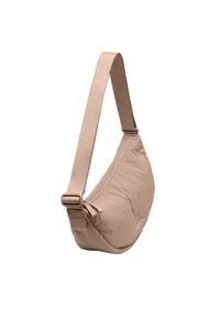 Bolso bandolera beige con correa ancha ajustable y compartimento principal con cremallera mostrado sobre fondo blanco.