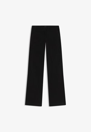 Pantaloni neri a gamba larga realizzati in un tessuto liscio. Presentano due tasche laterali e un orlo pulito. Design semplice senza motivi visibili o componenti metallici.