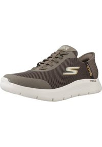 Zapatilla de malla gris de Skechers con cordones, suela blanca y acentos texturizados. Presenta un logo en el lateral y material superior transpirante.