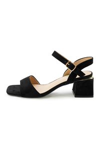 Zwarte suède sandalen met blokhak en een open teenontwerp, verstelbare enkelband en een vierkante neus. Gouden accent op de hak.