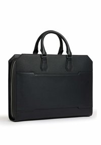 Serviette en cuir noire au design structuré, avec deux poignées et une fermeture éclair. Présente une surface texturée et des accents lisses.
