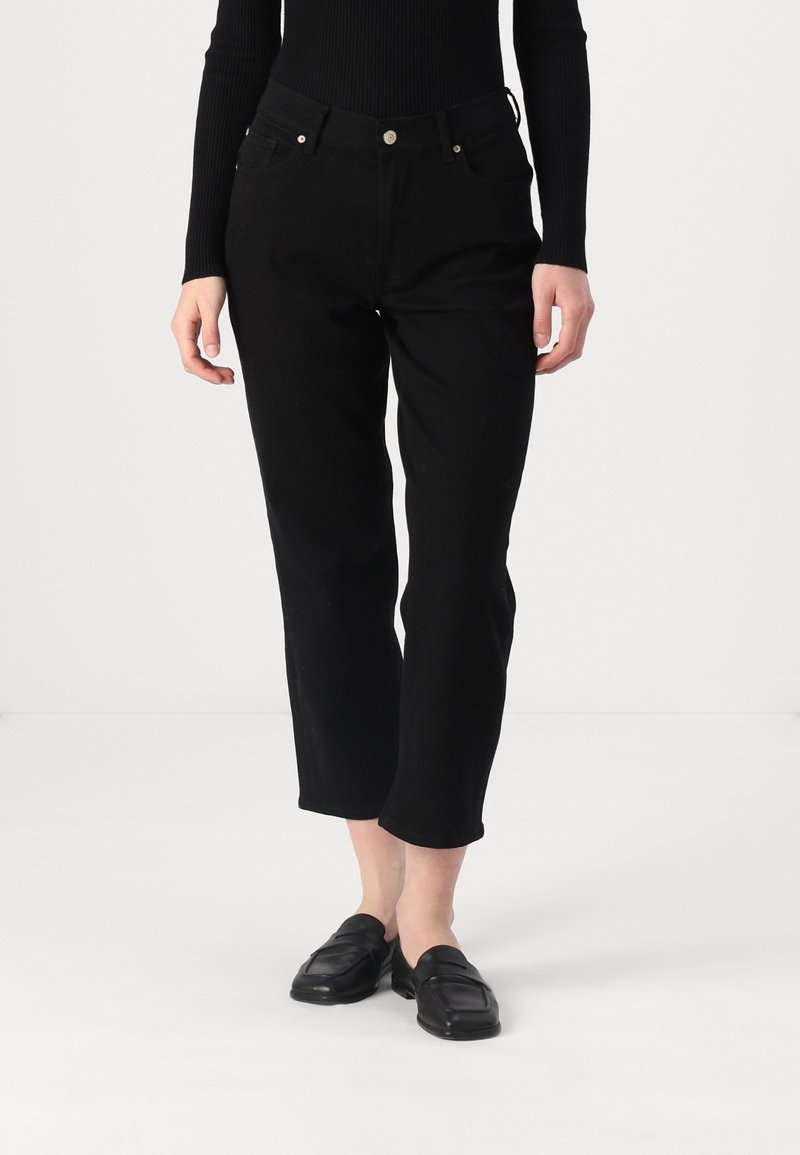 Zwarte geblokte broek van een katoenmix met een gladde textuur, voorzien van een knoopsluiting en twee zijzakken. Gecombineerd met zwarte instappers.