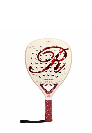 Racchetta da padel con faccia color crema e design rosso a vortice, superficie perforata, impugnatura rossa con puntini bianchi e cinturino nero per polso.