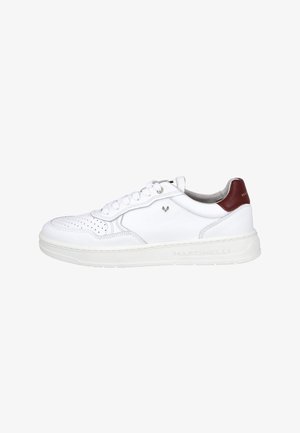 Zapatilla blanca de cuero con diseño perforado, puntera redonda, suela de goma blanca y acento burdeos en el talón. Presenta un logo en el lateral.