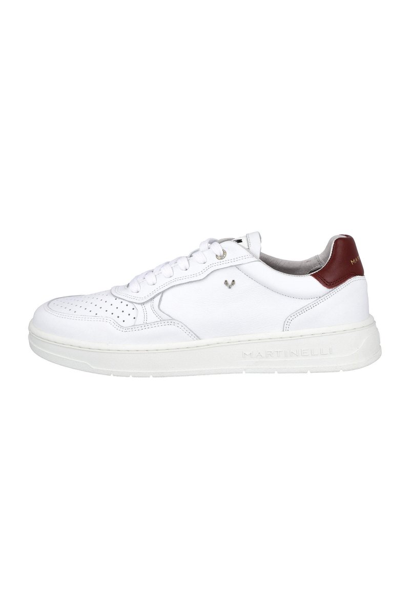 Zapatilla blanca de cuero con diseño perforado, puntera redonda, suela de goma blanca y acento burdeos en el talón. Presenta un logo en el lateral.
