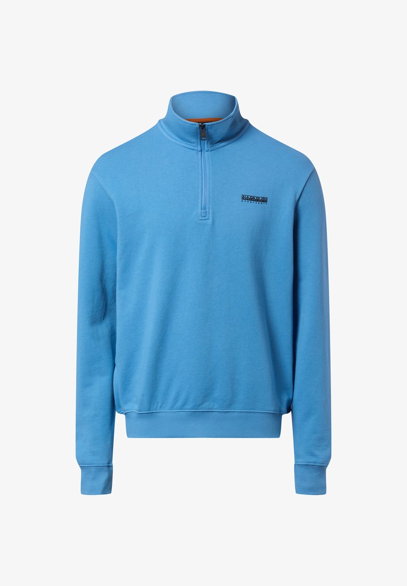 Lichtblauwe pullover met halve ritskraag, geribbelde manchetten en tailleband. Voorzien van een klein zwart logo op de borst.