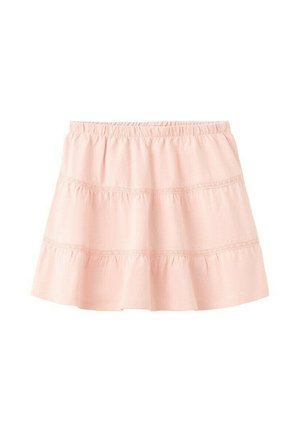 Mini-jupe à volants rose clair avec une ceinture élastique et des surpiqûres décoratives subtiles sur deux coutures horizontales.