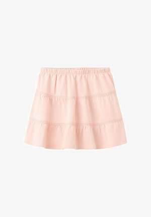 Svetlo roza mini krilo s plastmi, elastičnim pasom in subtilnim dekorativnim šivom na dveh vodoravnih šivih.