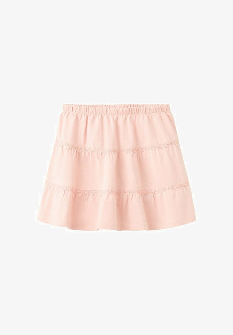 Mini-jupe à volants rose clair avec une ceinture élastique et des surpiqûres décoratives subtiles sur deux coutures horizontales.
