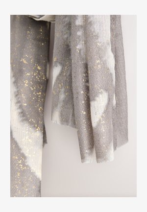 Sciarpa grigia e bianca con una texture morbida a motivo spina di pesce, arricchita da pagliuzze dorate e bordi sfrangiati.