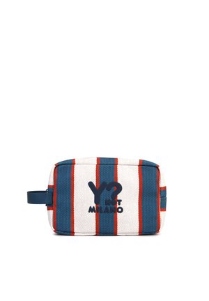 Borsa da toilette rettangolare con strisce verticali blu e rosse, manico blu navy sul lato e testo "Y? Not Milano" sul davanti.