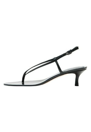 Sandalia de mujer de cuero negro con tiras delgadas, hebilla ajustable, punta abierta y un tacón bajo de tipo kitten.