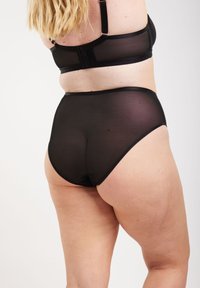 Svart nät högmidjade trosor med en slät textur, elastisk midja och rena kanter. Minimalistisk design utan synliga mönster eller detaljer.