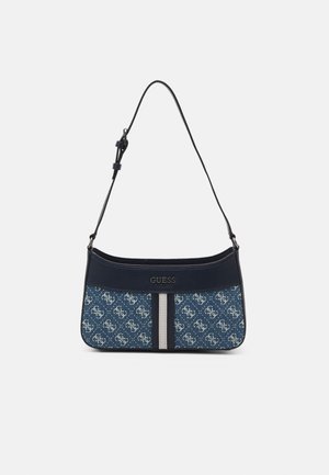 Blauwe en zwarte Guess schoudertas met verstelbare band, herhalend wit logopatroon en centrale verticale streep op een effen achtergrond.