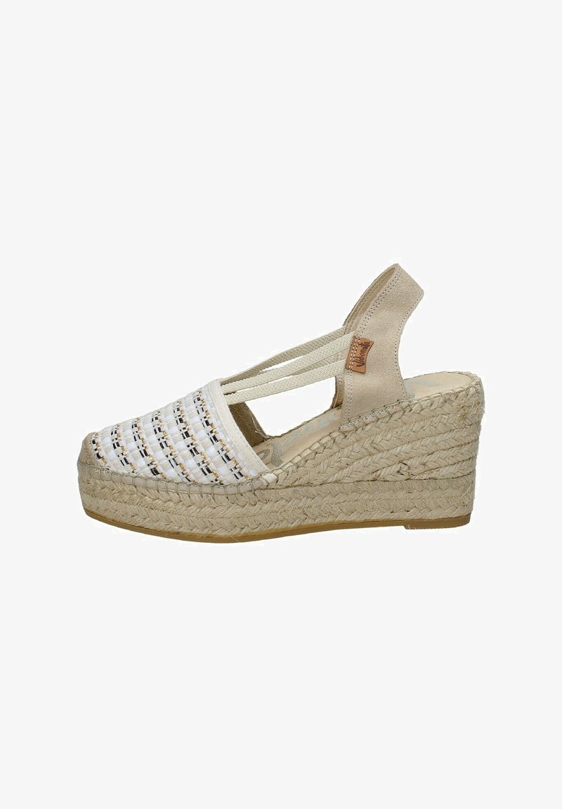 Sandalo a zeppa con tomaia in tessuto bianco intrecciato e dettagli neri, tacco in suede beige e suola intermedia avvolta in juta. Fascette elastiche regolabili.