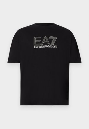 Fekete rövid ujjú póló fehér "EA7 Emporio Armani" logóval a mellkas közepén, világosszürke háttér előtt.