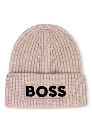 Bonnet tricoté beige clair avec un revers plié et le mot BOSS brodé en grandes lettres noires sur le revers.