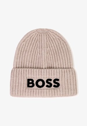 Bonnet tricoté beige clair avec un revers plié et le mot BOSS brodé en grandes lettres noires sur le revers.
