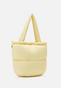 Geel gewatteerde tote bag met twee lange handvatten, met een zachte, gestikte textuur en een gestructureerde, rechthoekige vorm.