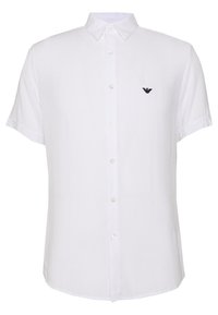 Vit kortärmad skjorta med krage och liten svart broderad logotyp på vänster bröst.