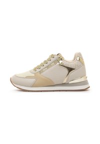 Beige und hellbraune Sportsneaker aus Mischmaterialien. Mit metallisch goldenen Akzenten, strukturiertem Seitenpanel und dekorativem Reißverschluss.