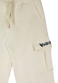 Pantaloni cargo beige con vita elastica, tasche laterali e tasca a pattina con etichetta di testo nera per dettagli. Texture liscia.