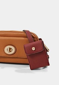 Borsa in pelle marrone con finitura testurizzata, dotata di una chiusura in metallo dorato e di una pochette accessoria staccabile di colore bordeaux. Chiusura con zip nella parte superiore.